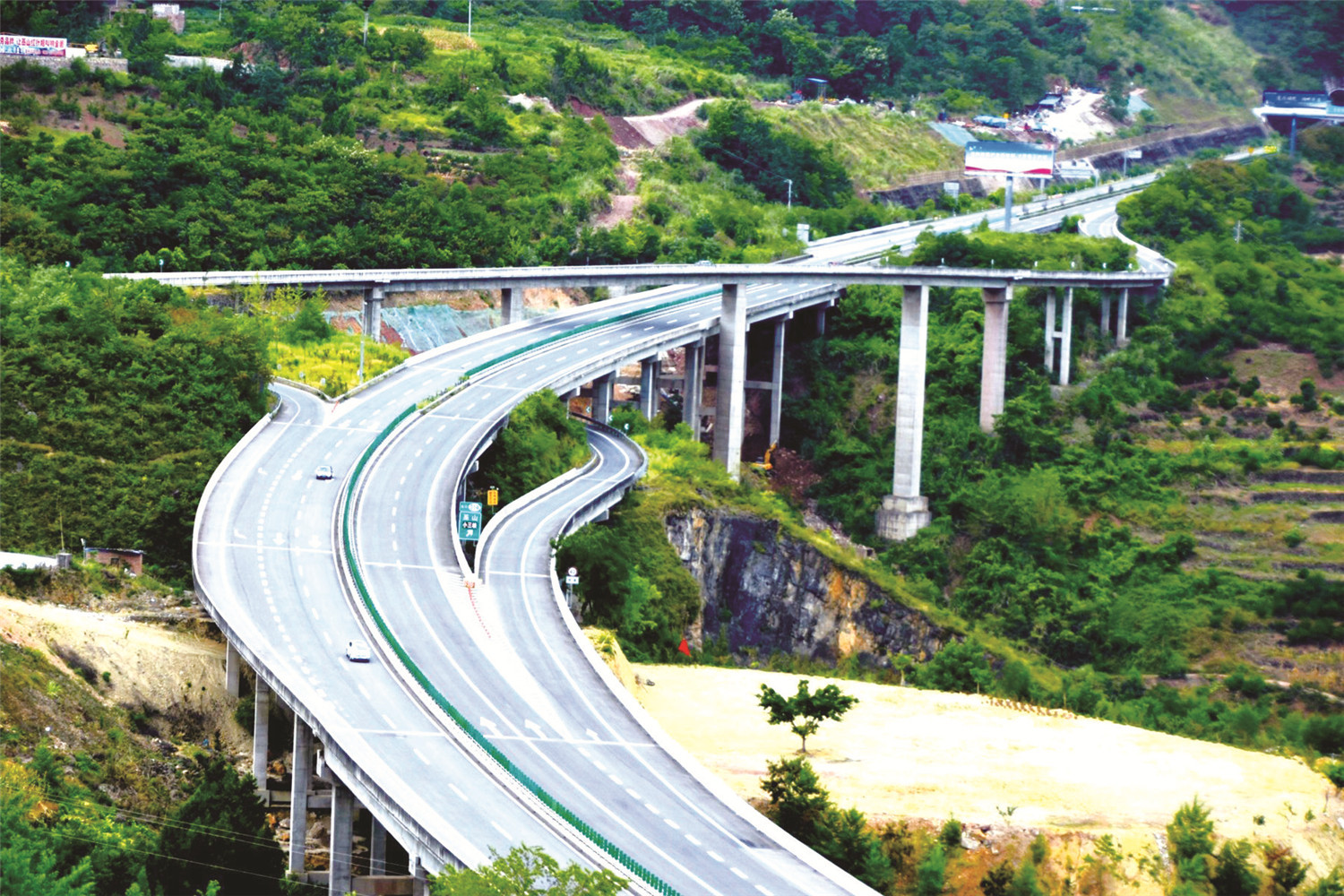 巫山高速公路(王忠虎 摄)